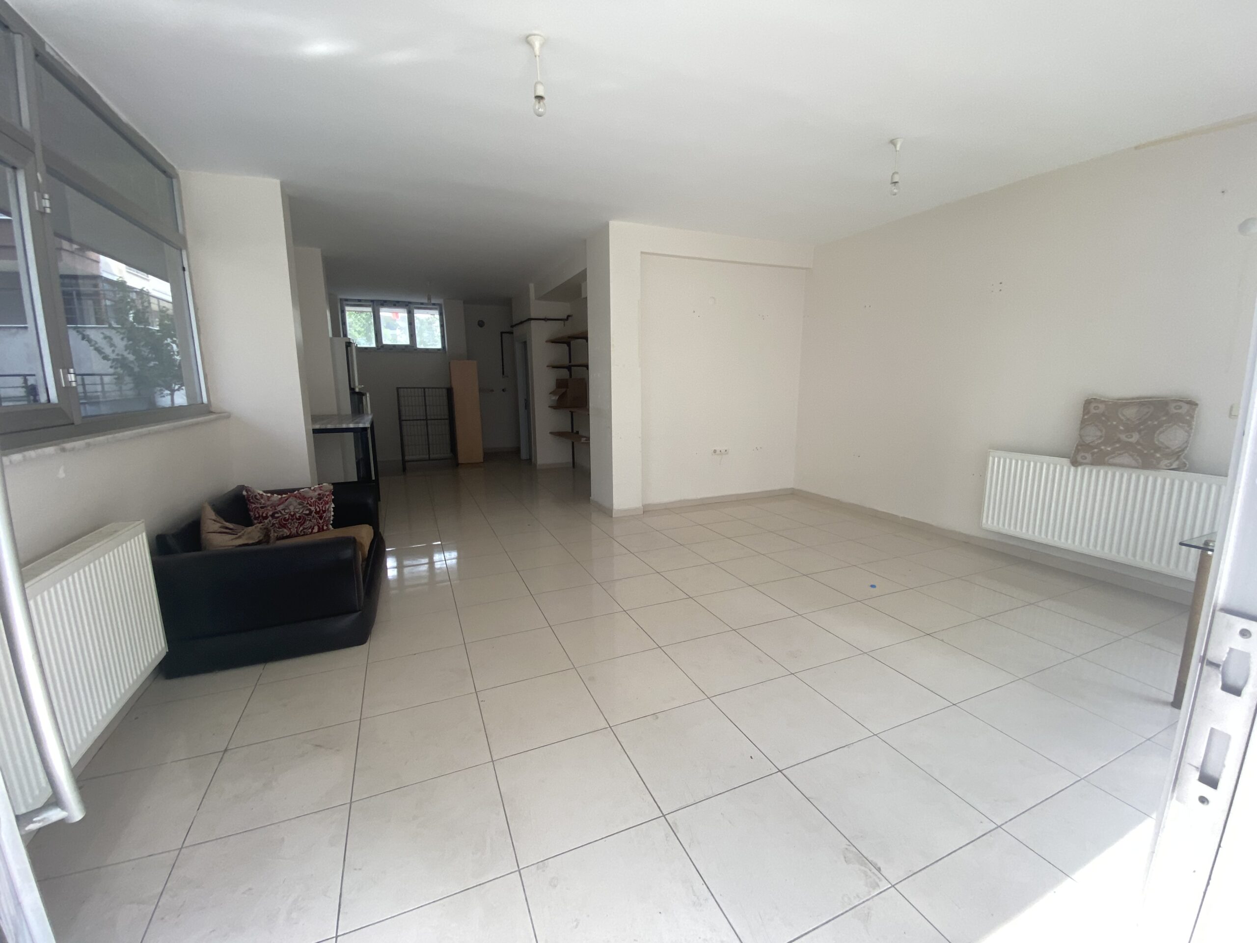 BEYLİKDÜZÜ KAVAKLIDA KİRALIK100m2 DEPOLU İŞYERİ
