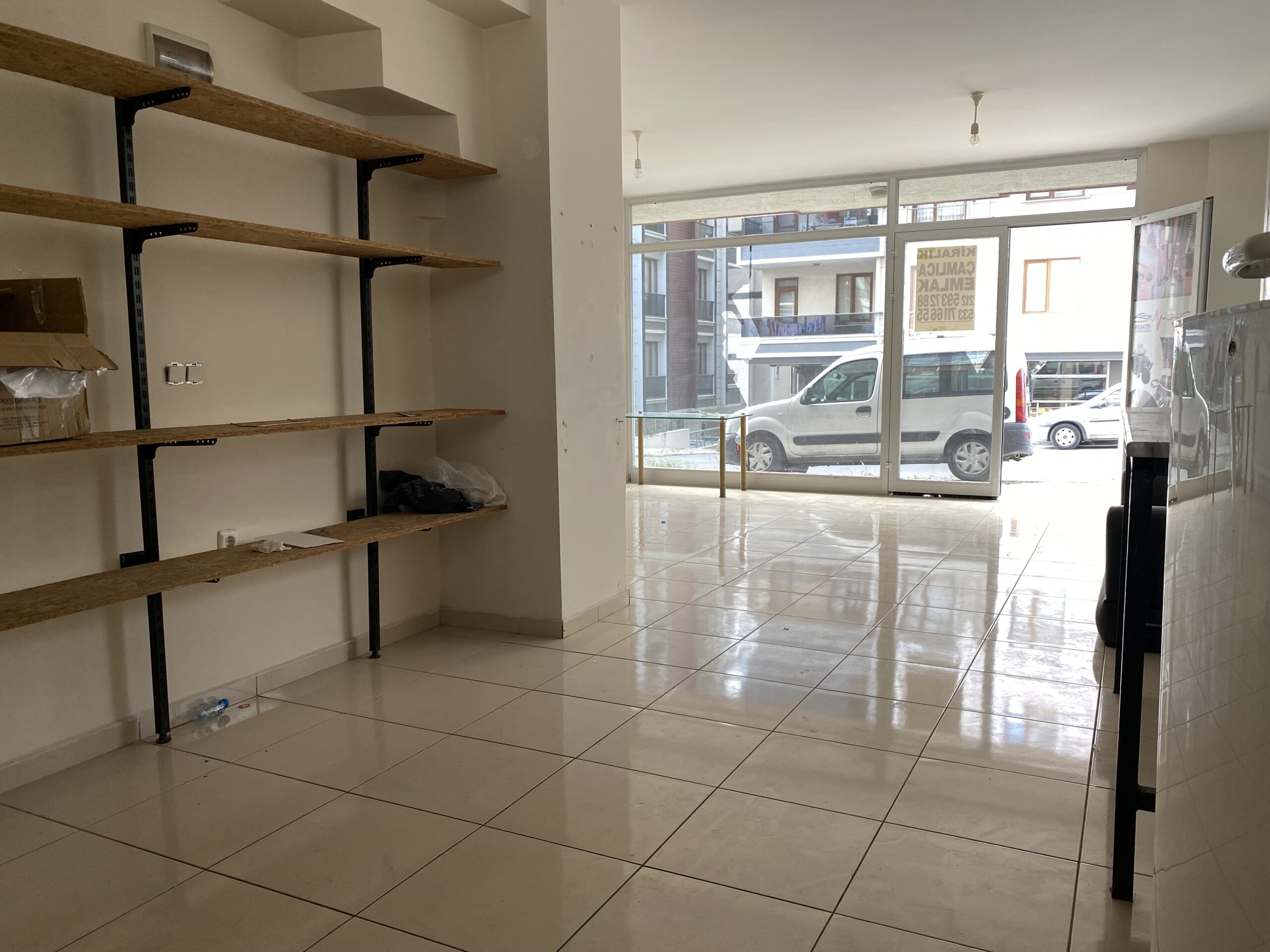 BEYLİKDÜZÜ KAVAKLIDA KİRALIK100m2 DEPOLU İŞYERİ